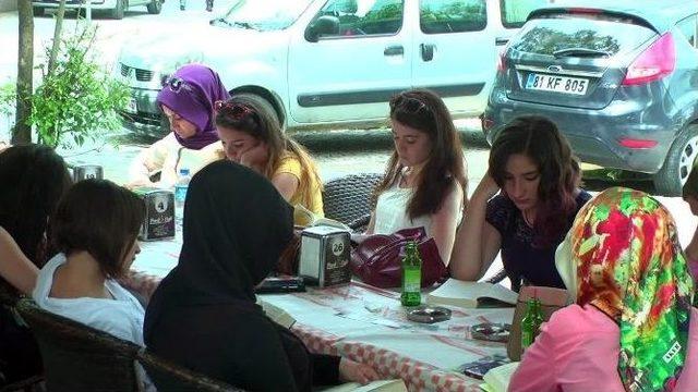 Sosyal Medya Edebiyatından Rahatsız Olunca ’kitabını Al Gel’ Kampanyası Başlattılar