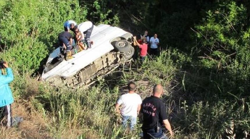 U&ccedil;uruma Yuvarlanan Minib&uuml;s&uuml;n S&uuml;r&uuml;c&uuml;s&uuml; Ağır Yaralandı