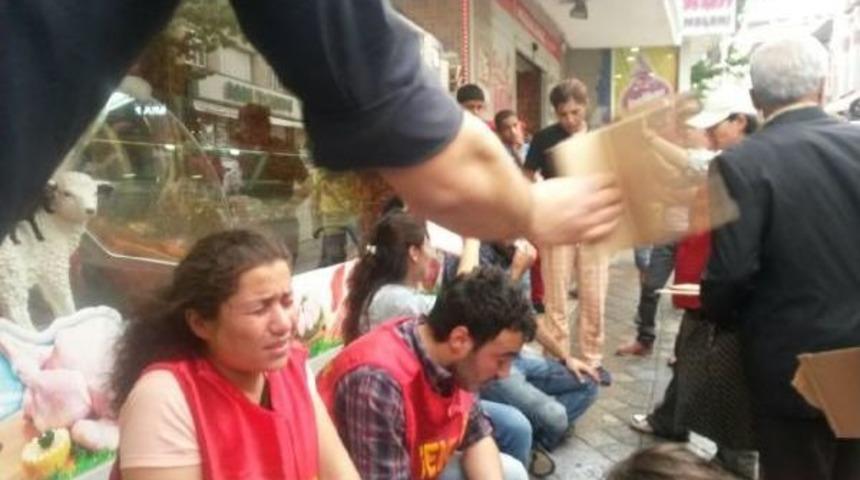 Dilovası'nda Bağımsız Aday I&ccedil;in A&ccedil;ılan Standa Polisten Biber Gazlı M&uuml;dehale: 3 G&ouml;zaltı