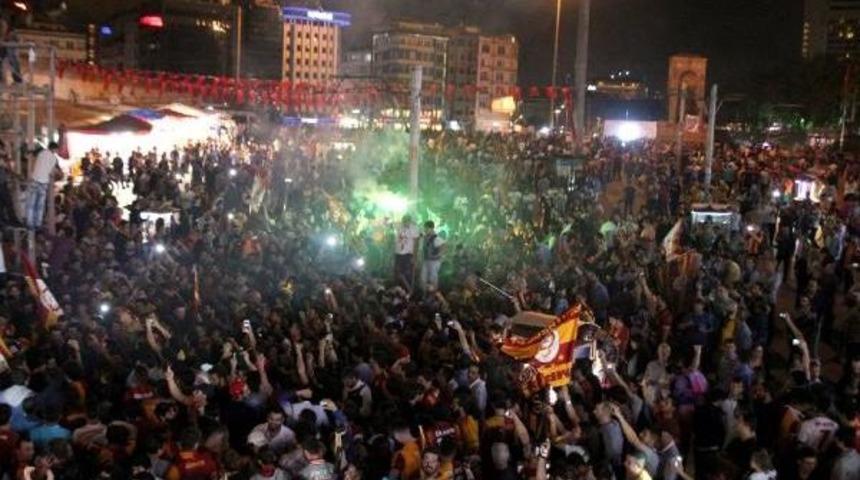 Galatasaray Taraftarları Derbi Galibiyetini Taksim'de Coşkuyla Kutladı