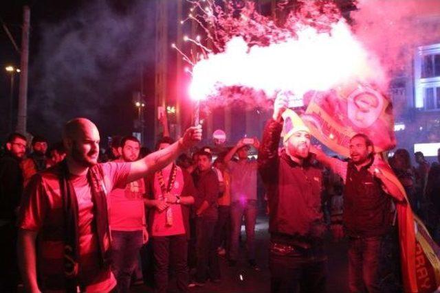 Galatasaray Taraftarları Derbi Galibiyetini Taksim'de Coşkuyla Kutladı