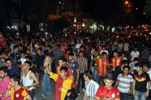 Adıyaman'da Polis, Galatasaraylı Taraftarlara Üçlü Çektirdi