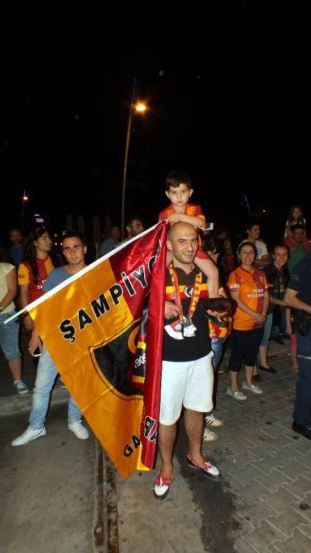 Marmaris'te Galatasaray Taraftarının Derbi Sevinci