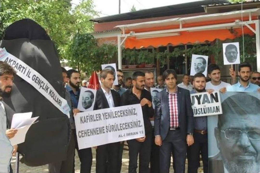 Ak Partili Gen&ccedil;ler&rsquo;den Demokrasi &Ccedil;ınarı Altında &lsquo;darbe&rsquo; Protestosu