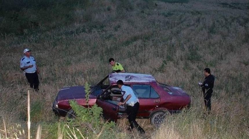 Adıyaman&rsquo;da Otomobil U&ccedil;uruma Yuvarlandı: 2 Yaralı