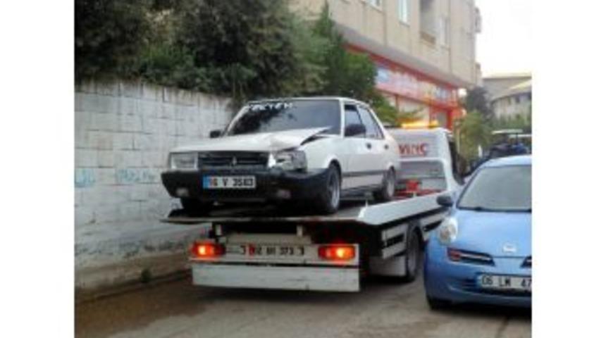 Adıyaman&rsquo;da Polisin İkazına Uymayan S&uuml;r&uuml;c&uuml; Duvara &Ccedil;arptı