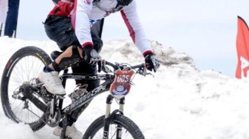 Karlı Zirveden Bisikletle Inerek Yarıştılar