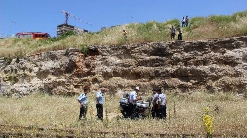 Gaziantep&rsquo;te Otomobil Tren Garına U&ccedil;tu: 2&rsquo;si Ağır 3 Yaralı