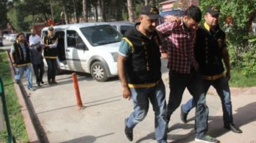 D&ouml;nerci Hırsızları Kuaf&ouml;rden Televizyon &Ccedil;alarken Yakalandı