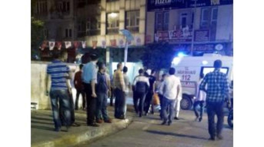 Alkoll&uuml; Şahıs Yardım Etmek İsteyene K&uuml;fredince Kavga &Ccedil;ıktı