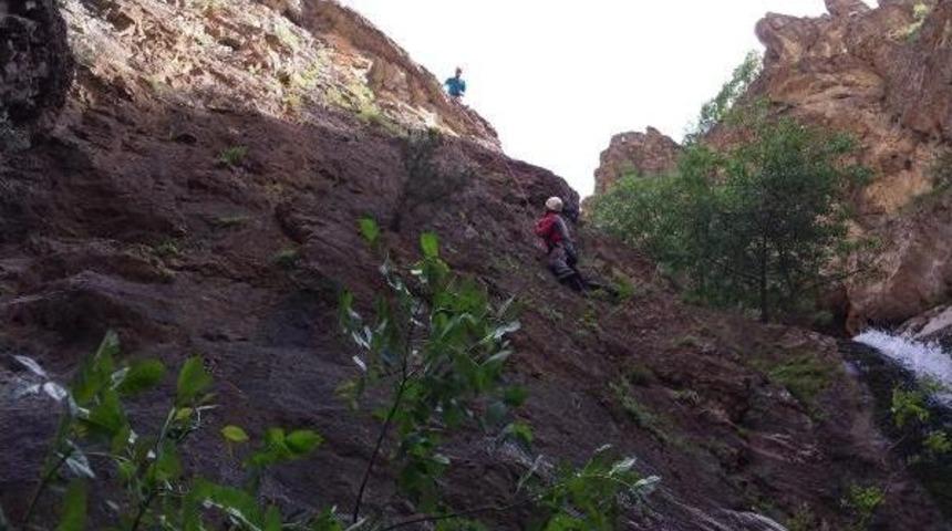 Hakkari'de Dağcılardan Nefes Kesen Kaya Tırmanışı