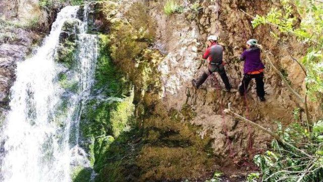 Hakkari'de Dağcılardan Nefes Kesen Kaya Tırmanışı