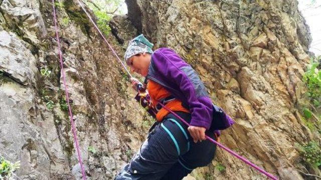 Hakkari'de Dağcılardan Nefes Kesen Kaya Tırmanışı