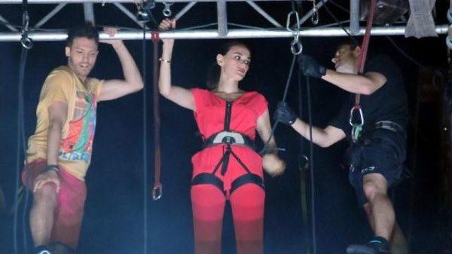 Avm Duvarında Defile