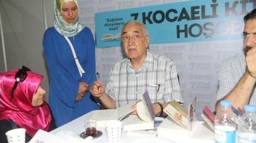 Doğan C&uuml;celoğlu Kitap Fuarında S&ouml;yleşi Ger&ccedil;ekleştirdi