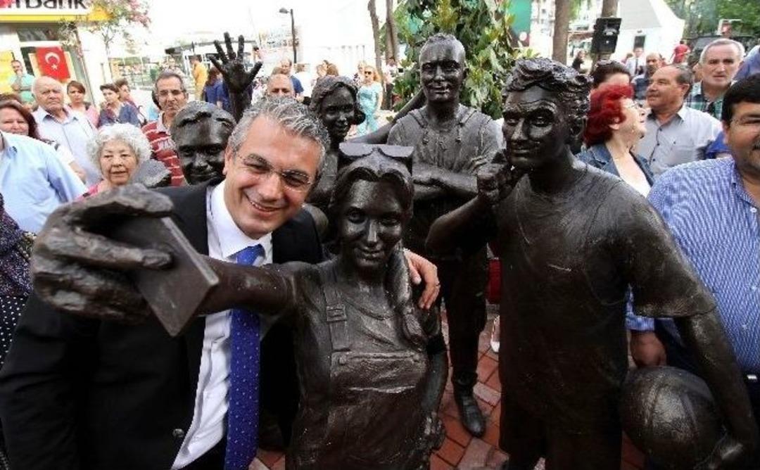 Bir &Ouml;z &Ccedil;ekim Heykeli De İzmir&rsquo;den