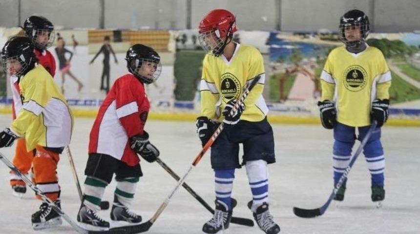 Minik Buz Hokeyciler Turnuvada Buluştu