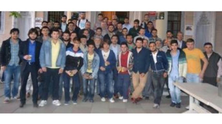 Gen&ccedil;ler Sabah Namazında Mursi İ&ccedil;in Buluştu