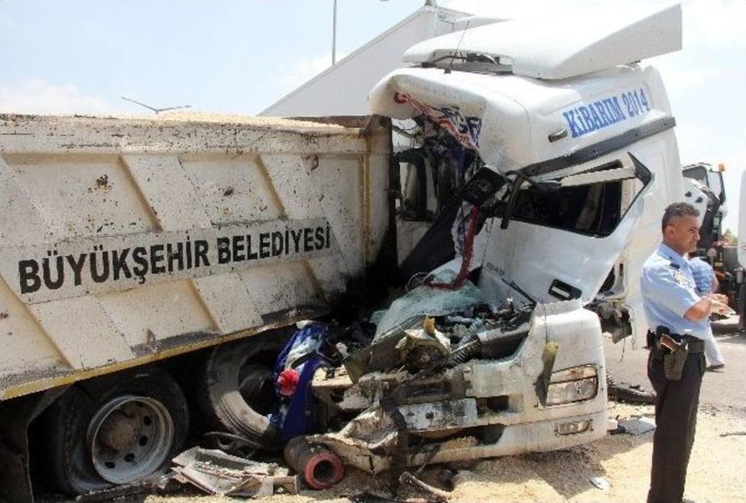 Tır, Kamyona &Ccedil;arptı: 3 Yaralı