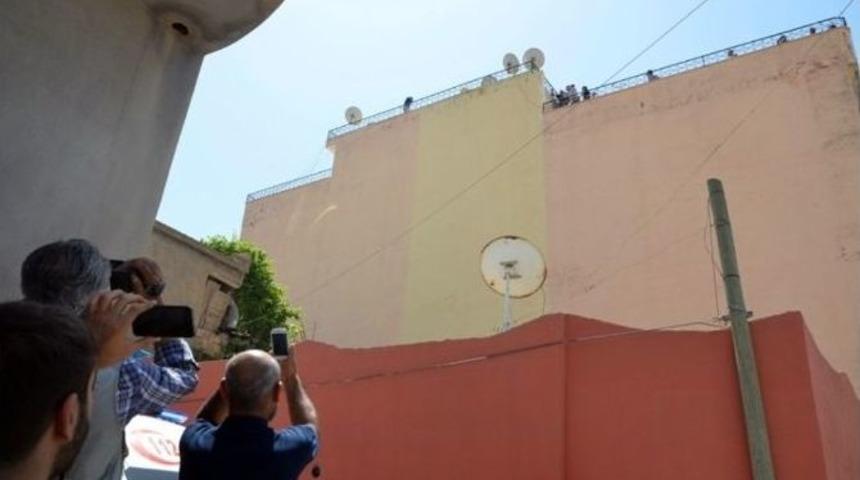 Şanlıurfa&rsquo;da İntihar Etmek İsteyen Şahsı Polis Kurtardı