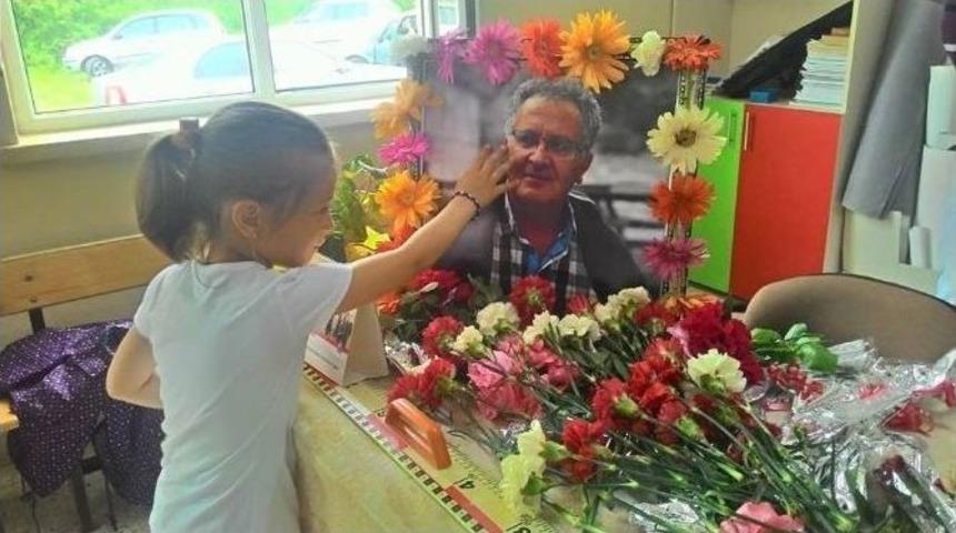 D&ouml;ve D&ouml;ve &Ouml;ld&uuml;r&uuml;len &Ouml;ğretmenin Sınıfında H&uuml;z&uuml;nl&uuml; T&ouml;ren