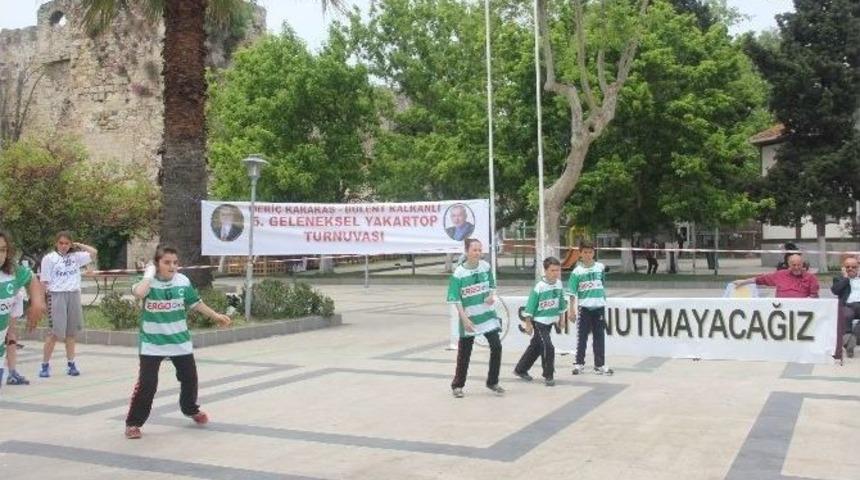 Hocalarının Anısına Yakar Top Oynadılar