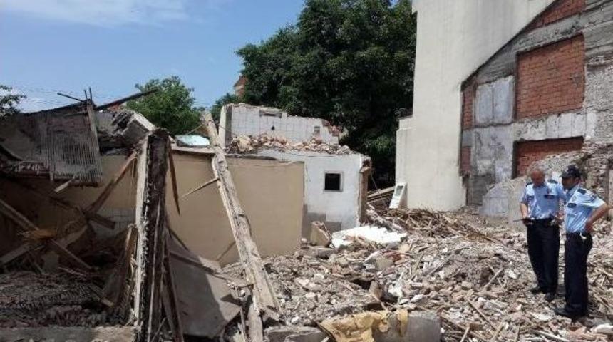 Yıkılan Duvarın Altında Yaralandı