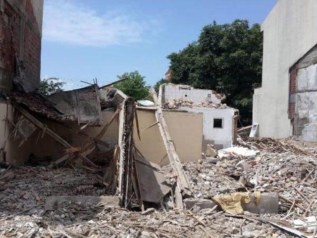 Yıkılan Duvarın Altında Yaralandı 1