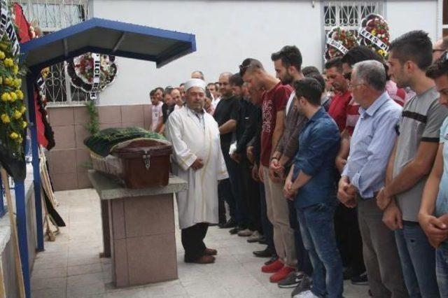 Derbi Maç Yolunda Kazada Ölen Galatasaraylı Uğur, Toprağa Verildi