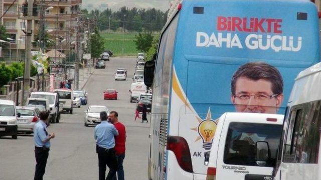 Ak Parti Seçim Otobüsüne Silahlı Saldırı