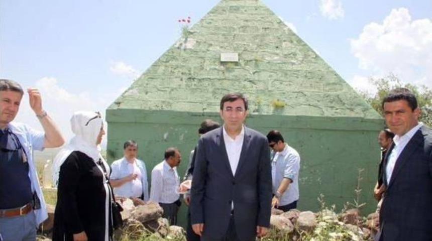 Bakan Yılmaz, Hamza Baba T&uuml;rbesi&rsquo;ni Ziyaret Etti