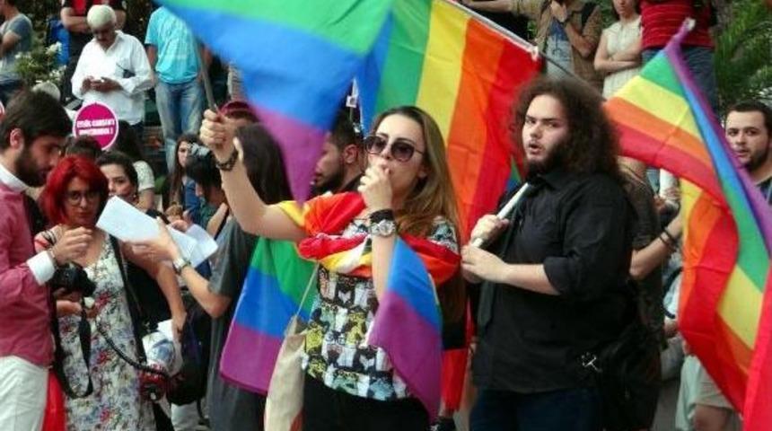 Lbgti &Uuml;yeleri  İzmit'te G&ouml;steri Yaptı: "lgbti'ler G&ouml;r&uuml;nmezlik Centeresinden Kurtuldu"