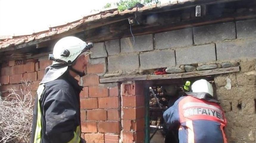 Evin Deposunda &Ccedil;ıkan Yangını Komşuları Haber Verdi