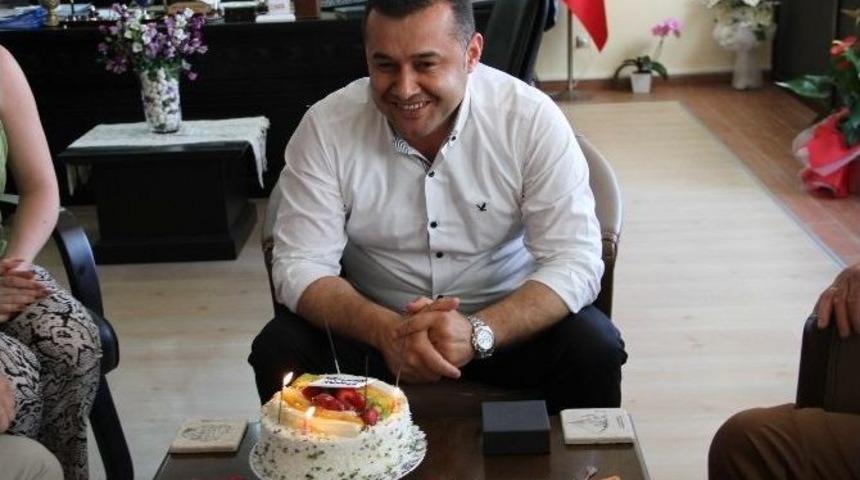 Silute Belediye Başkanından, Y&uuml;cel&rsquo;e Surpriz Doğum G&uuml;n&uuml;