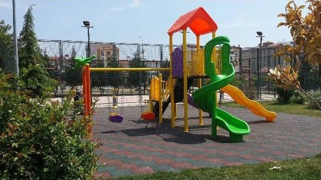 Park Ve Bahçelerdeki Oyun Gruplarını Kalite Standartlarına Göre Yeniliyor