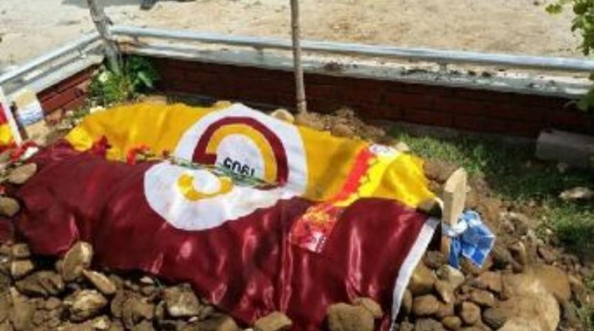 Derbi Ma&ccedil; Yolunda Kazada &Ouml;len Galatasaraylı Uğur, Toprağa Verildi (2)