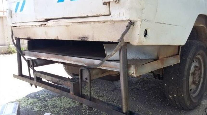 Kamyonetin Altından Kaçak Sigara Çıktı