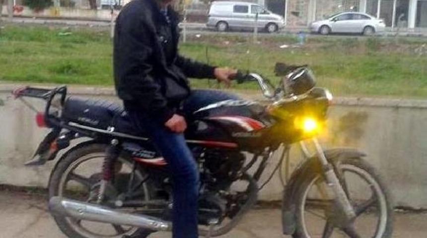 Otomobille Çarpışan Motosikletin Sürücüsü Öldü