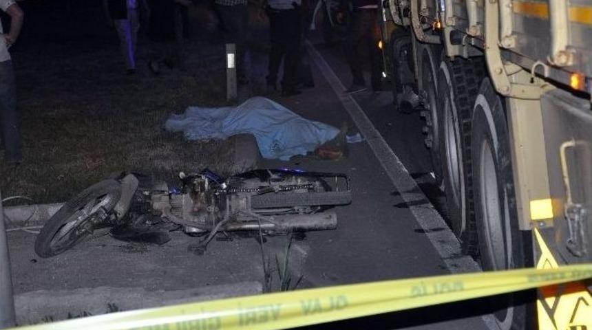Kamyonun Altında Kalan Motosiklet S&uuml;r&uuml;c&uuml;s&uuml; &Ouml;ld&uuml;