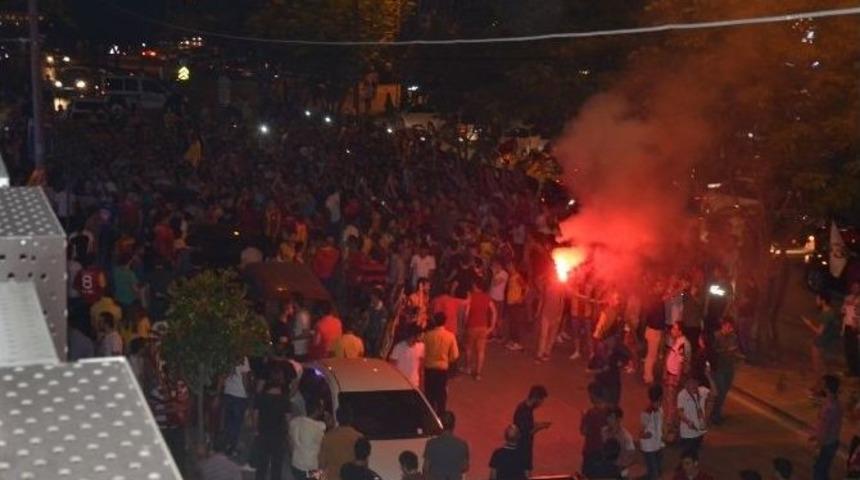 Galatasaray Taraftarları Bursa&rsquo;da Şampiyonluğu Kutladı