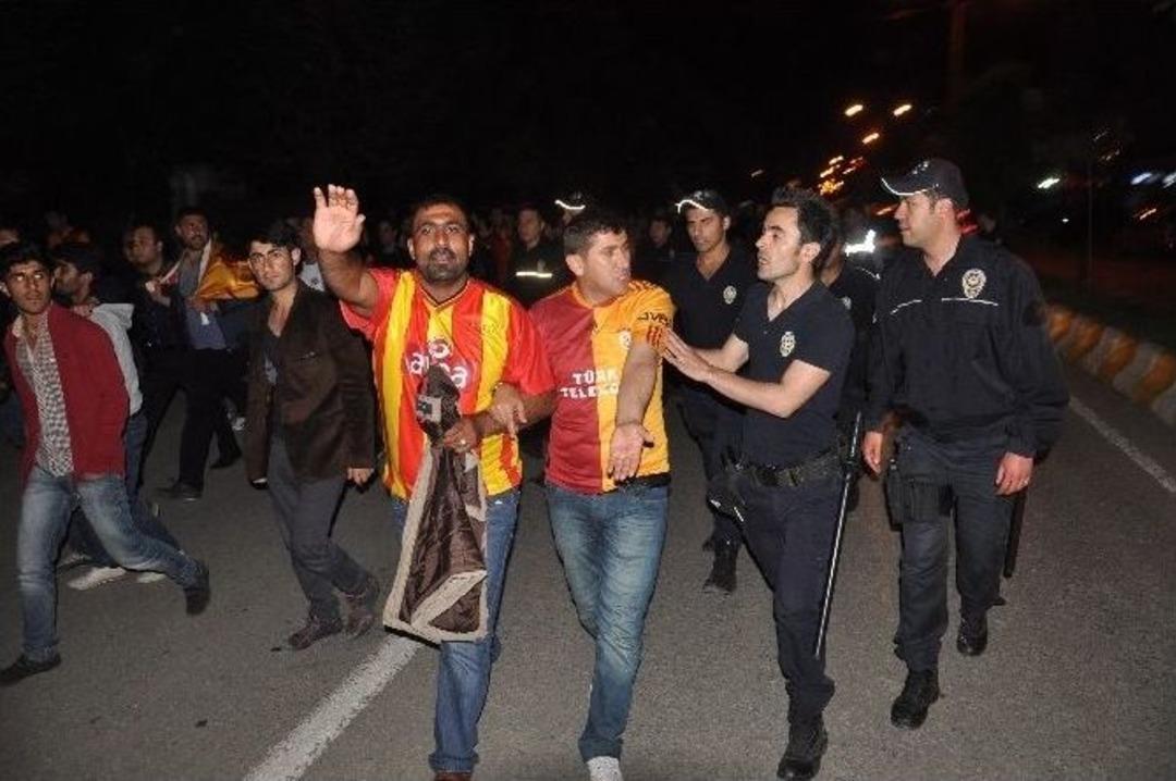 Galatasaray&rsquo;ın Şampiyonluğu Muşluları Sokağa D&ouml;kt&uuml;