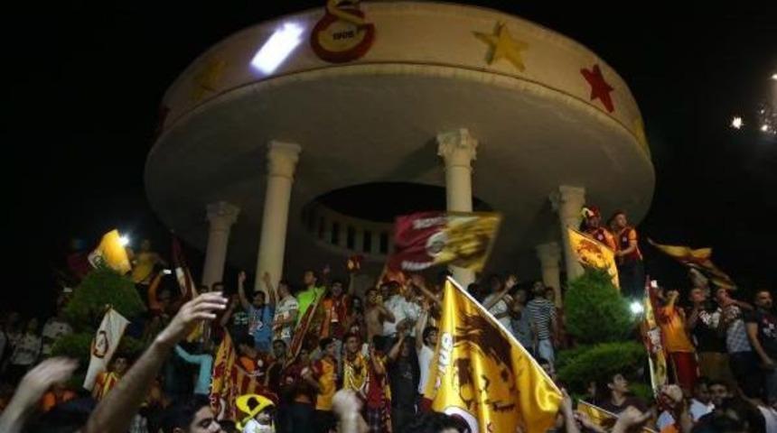 Mersin'de Sarı Kırmızı Gece