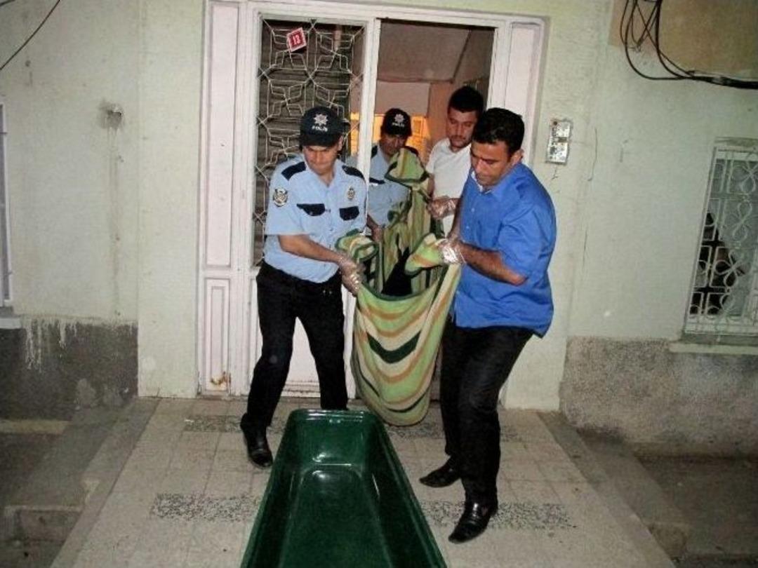 &Ouml;ğrenci Evinde Kavga : 1 &Ouml;l&uuml;, 2 Yaralı