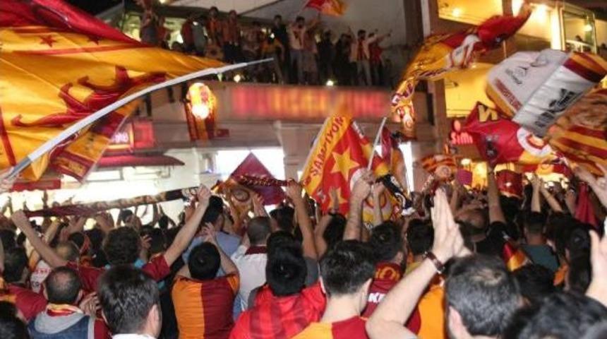 Taksim Meydanı'ndaki Kutlamalar Gecenin Ilerleyen Saatlerine Kadar S&uuml;rd&uuml;