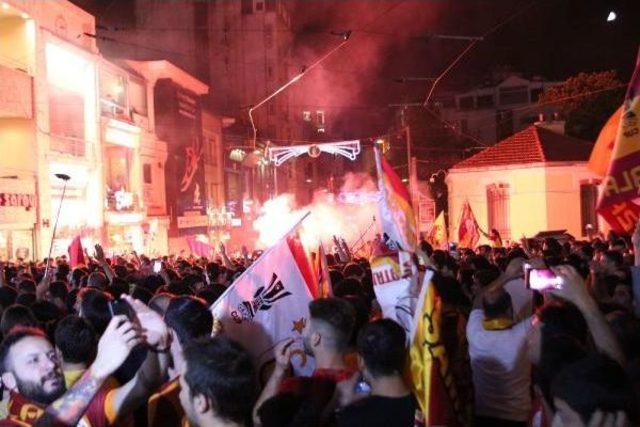 Taksim Meydanı'ndaki Kutlamalar Gecenin Ilerleyen Saatlerine Kadar Sürdü