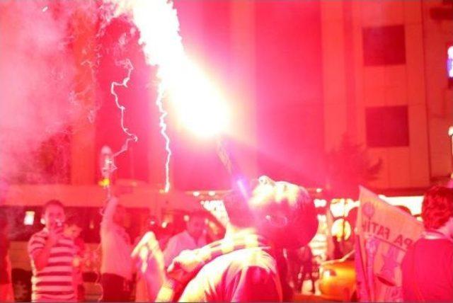 Taksim Meydanı'ndaki Kutlamalar Gecenin Ilerleyen Saatlerine Kadar Sürdü