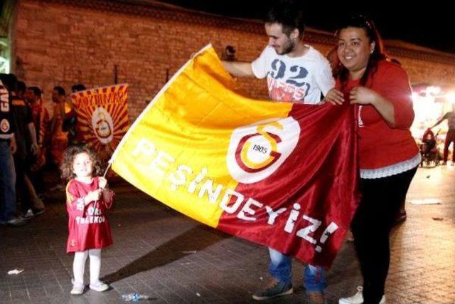 Taksim Meydanı'ndaki Kutlamalar Gecenin Ilerleyen Saatlerine Kadar Sürdü