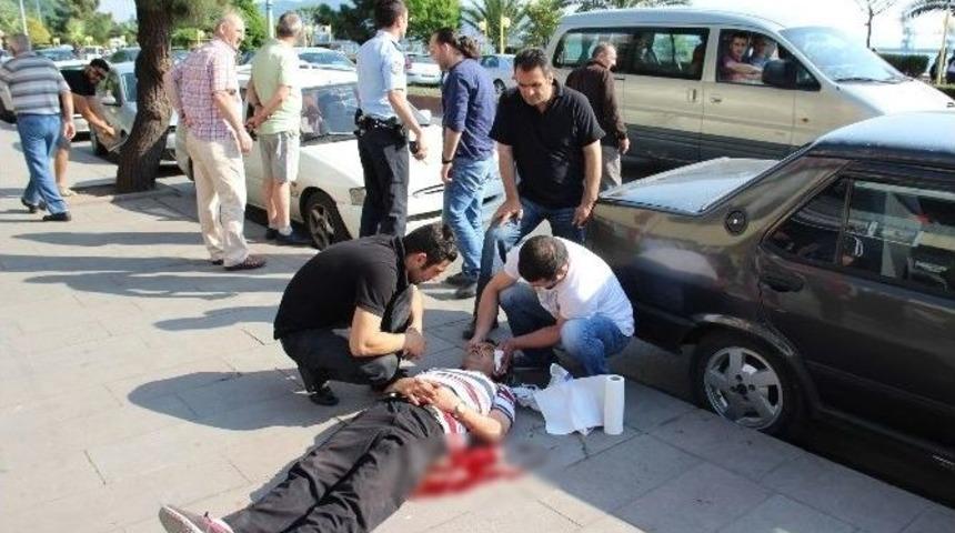 Aşırı Sıcakta Bayılıp Yere D&uuml;şen Adam Kanlar İ&ccedil;erisinde Kaldı