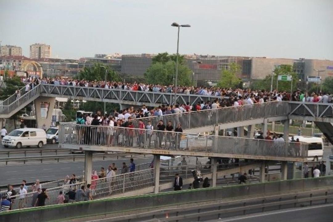 Tramvay Kazası Metrob&uuml;se Y&ouml;nlendirince &Uuml;st Ge&ccedil;itte İzdiham Yaşandı