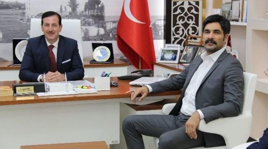 Ak Parti İstanbul 3. B&ouml;lge Milletvekili Adayı Ve &Uuml;nl&uuml; Sanat&ccedil;ı Uğur Işılak: